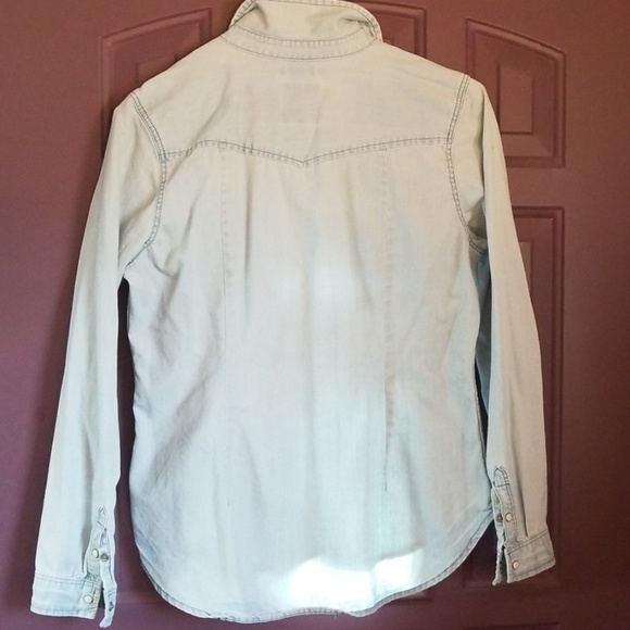 American Eagle light blue Jean shirt M- L - Picture 5 of 6